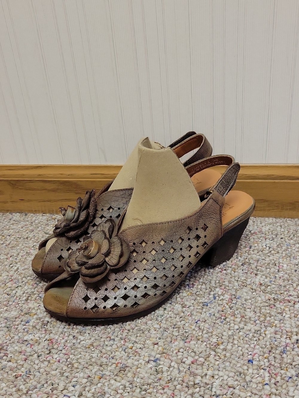 L'ARTISTE Lovella Brown Floral Cutout Slingback Heels Sz 38 (US 7.5-8) Summer